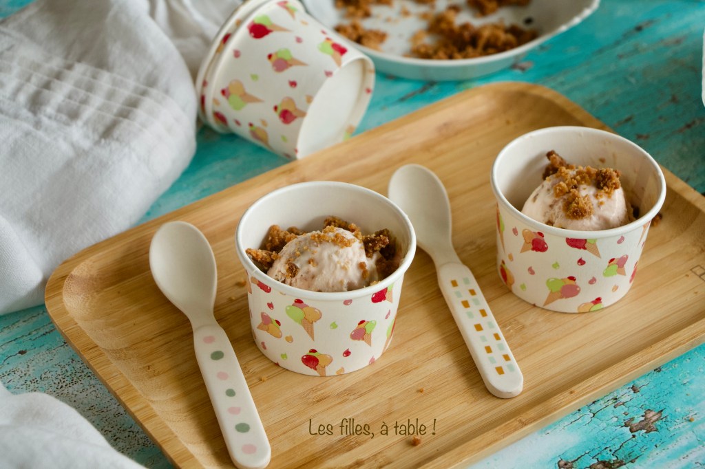 Glace à la rhubarbe et crumble