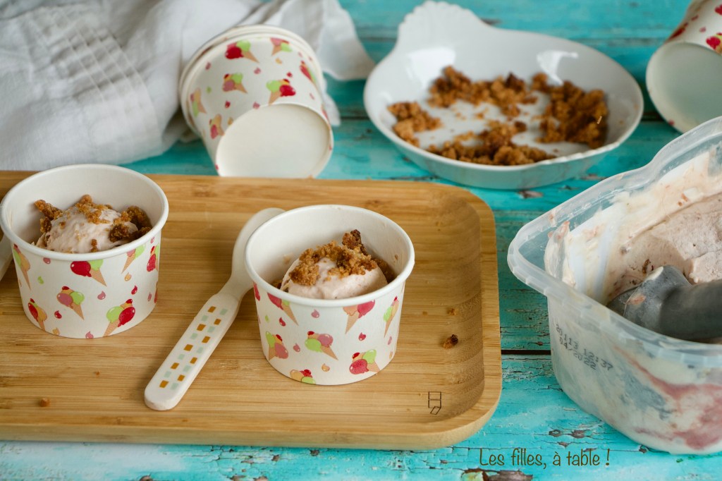 Glace à la rhubarbe et crumble