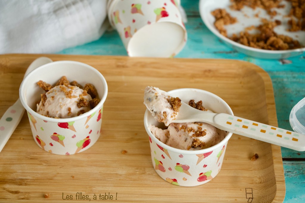 Glace à la rhubarbe et crumble