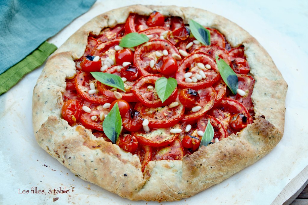 Tarte rustique aux tomates, chèvre frais et oignons doux