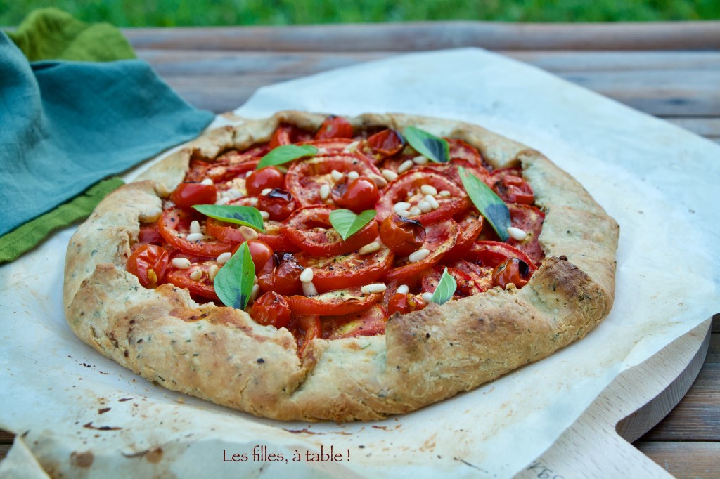 Tarte rustique aux tomates, chèvre frais et oignons doux