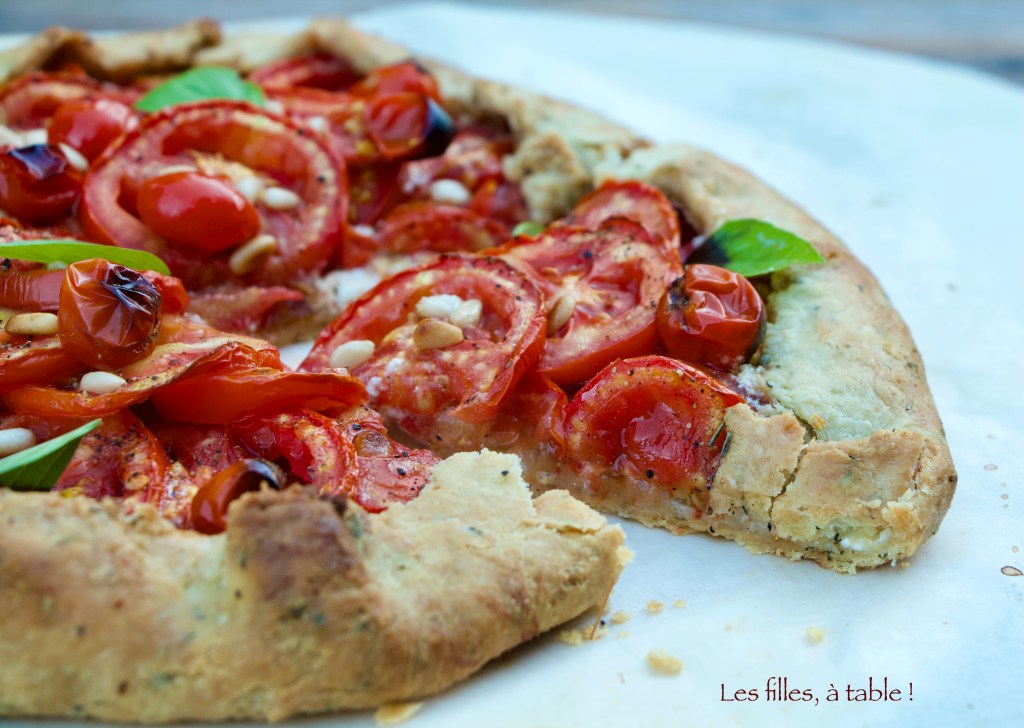 Tarte rustique aux tomates, chèvre frais et oignons doux
