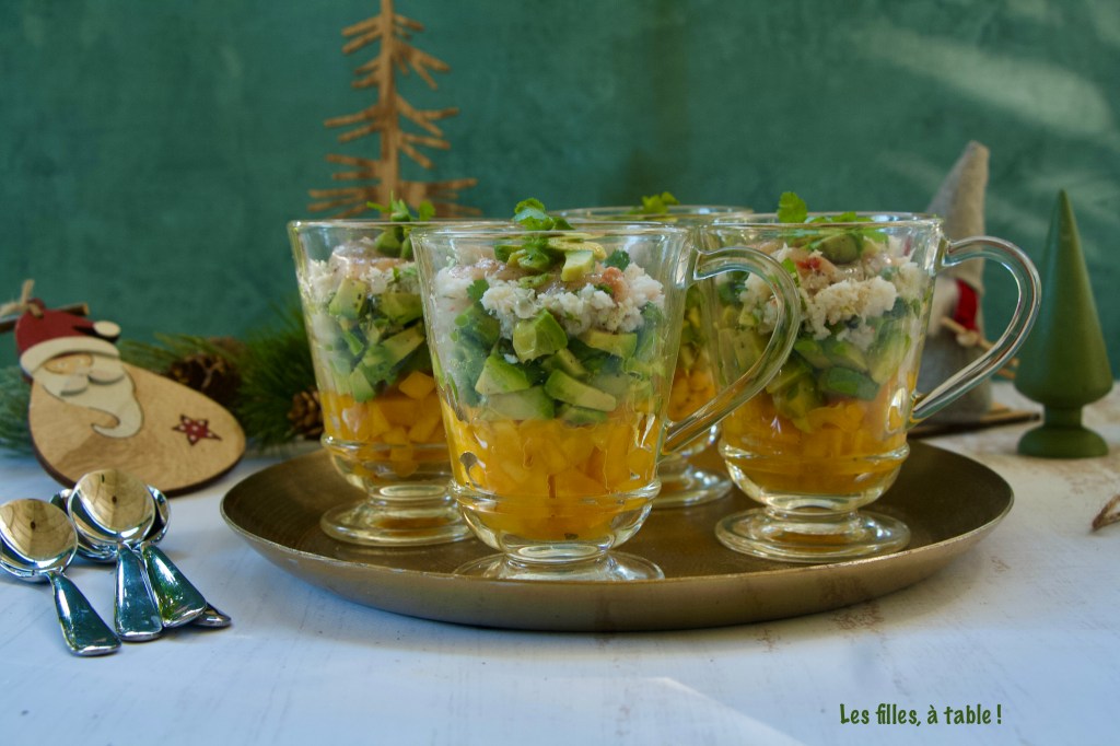 Tartare de mangue, avocats, miettes de crabe et St-Jacques