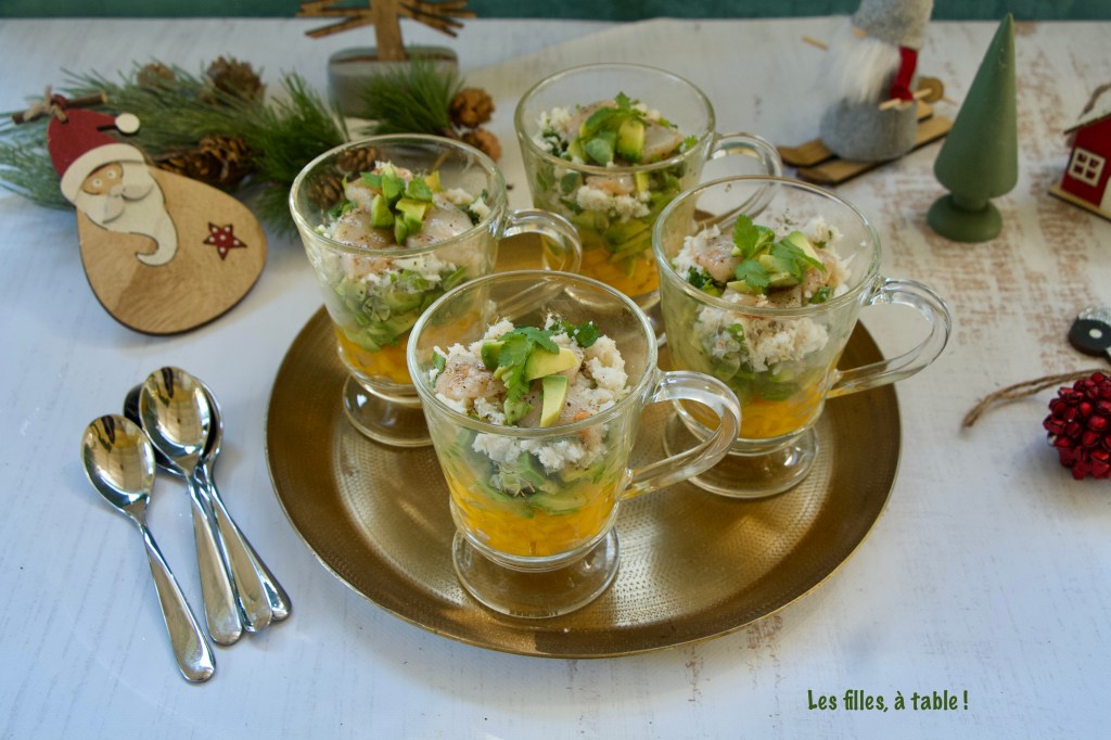 Tartare de mangue, avocats, miettes de crabe et St-Jacques