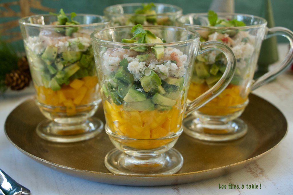 Tartare de mangue, avocats, miettes de crabe et St-Jacques