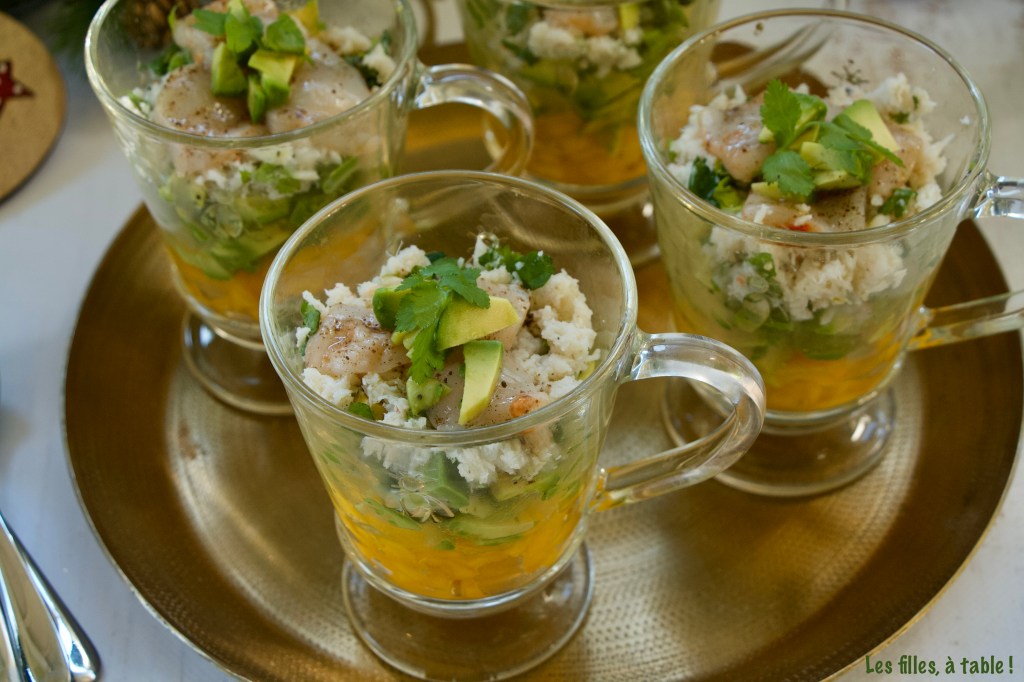 Tartare de mangue, avocats, miettes de crabe et St-Jacques