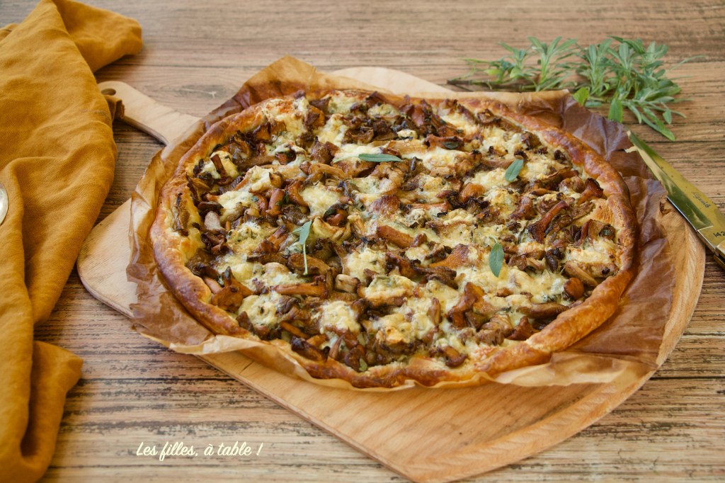 Tarte feuilletée aux pleurotes, girolles et gorgonzola