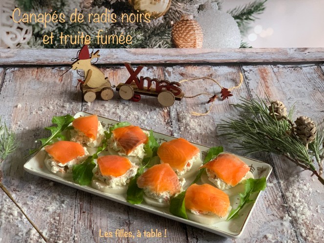 Canapés de radis noirs et truite fumée